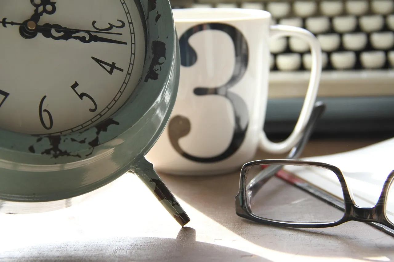 Photo showing time, work, clock and coffee.