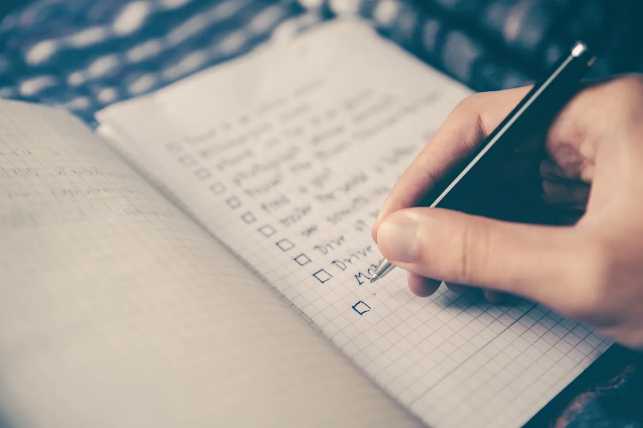 Photo showing checklist, goals, box and notebook.