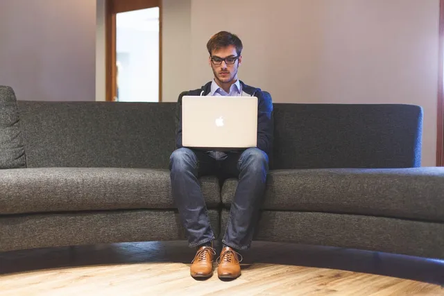 Photo showing man, laptop and businessman.