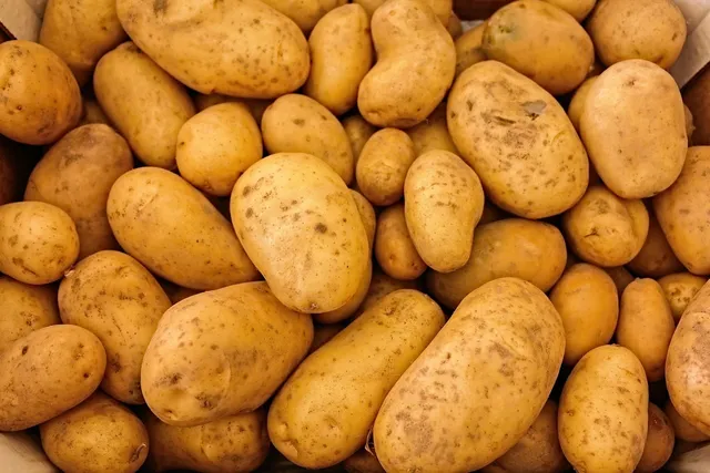 Photo showing potatoes, vegetables and food.