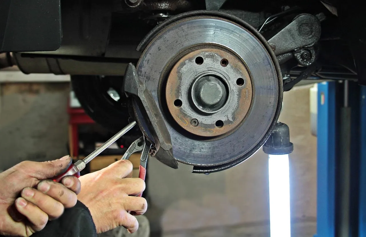 Photo showing auto repair shop, workshop, brake disc and brake.