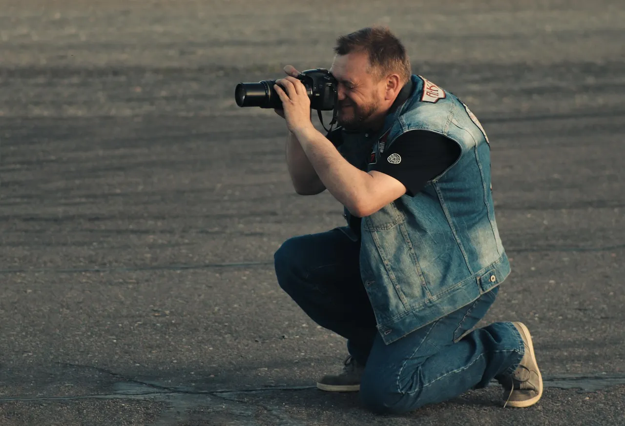 Photo showing photographer, photographs, paparazzi and operator.