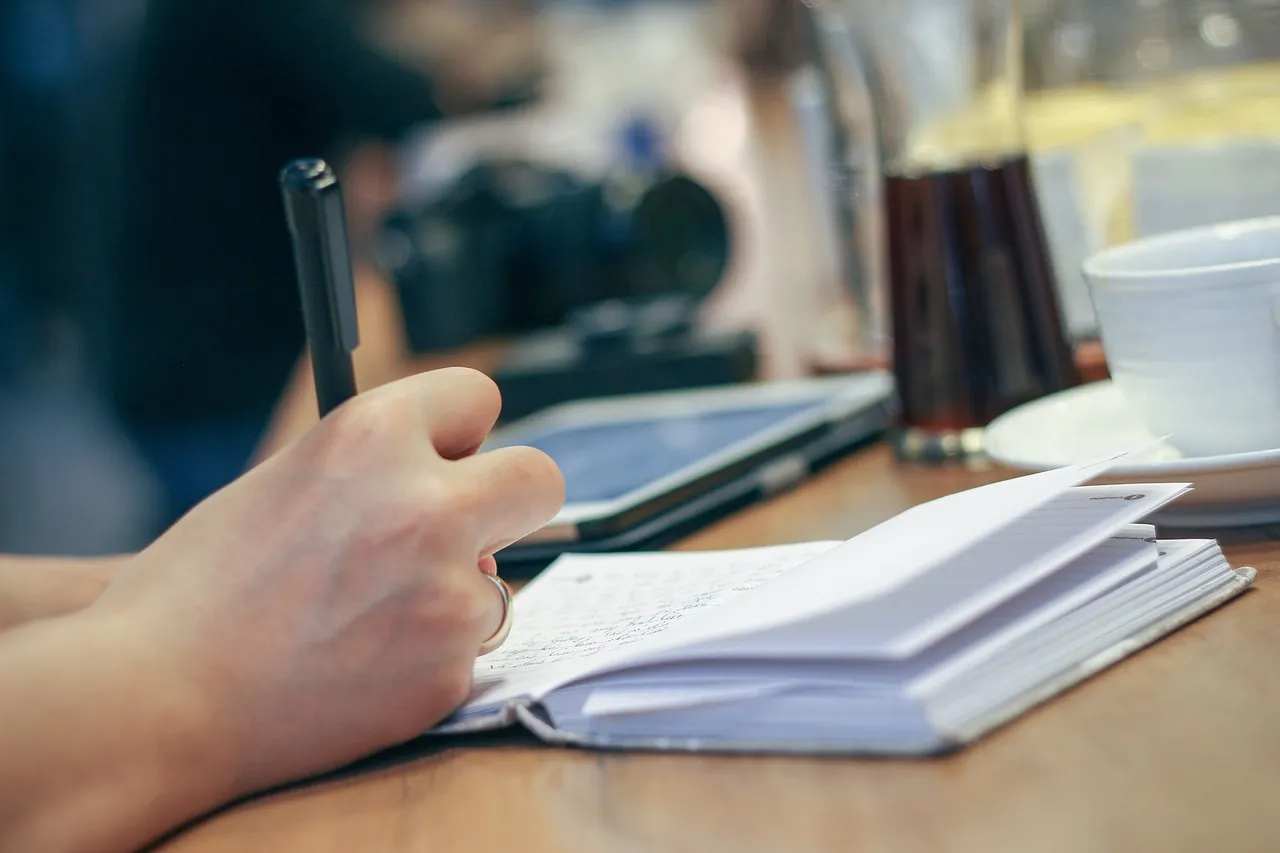 Photo showing hand, write and pen.